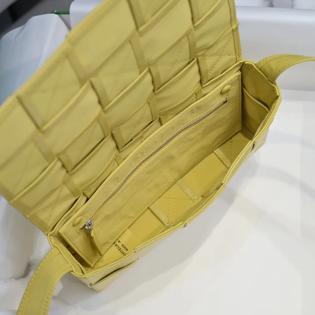 𝒃𝒐𝒕𝒕𝒆𝒈𝒂 𝒗𝒆𝒏𝒆𝒕𝒂-New style𝒄𝒂𝒔𝒔𝒆𝒕𝒕𝒆 The new cassette is really for both men and women 🉑️, the leather surface is changed from lamb to waxed calfskin, the gloss is 💯, the shoulder straps are matched with classic triangle elements, exquisite and fashionable, a street photography artifact (ps: super practical‼️) 🌈Only the highest-end in the market, welcome to compare Size: 23*15*5cm.     Model: 6687# oil wax leather